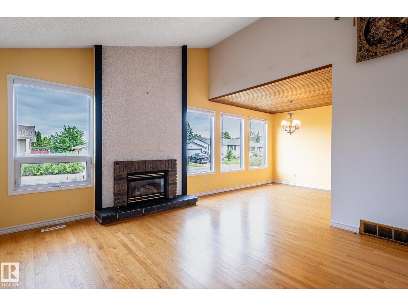 11415 142 AV NW - 9