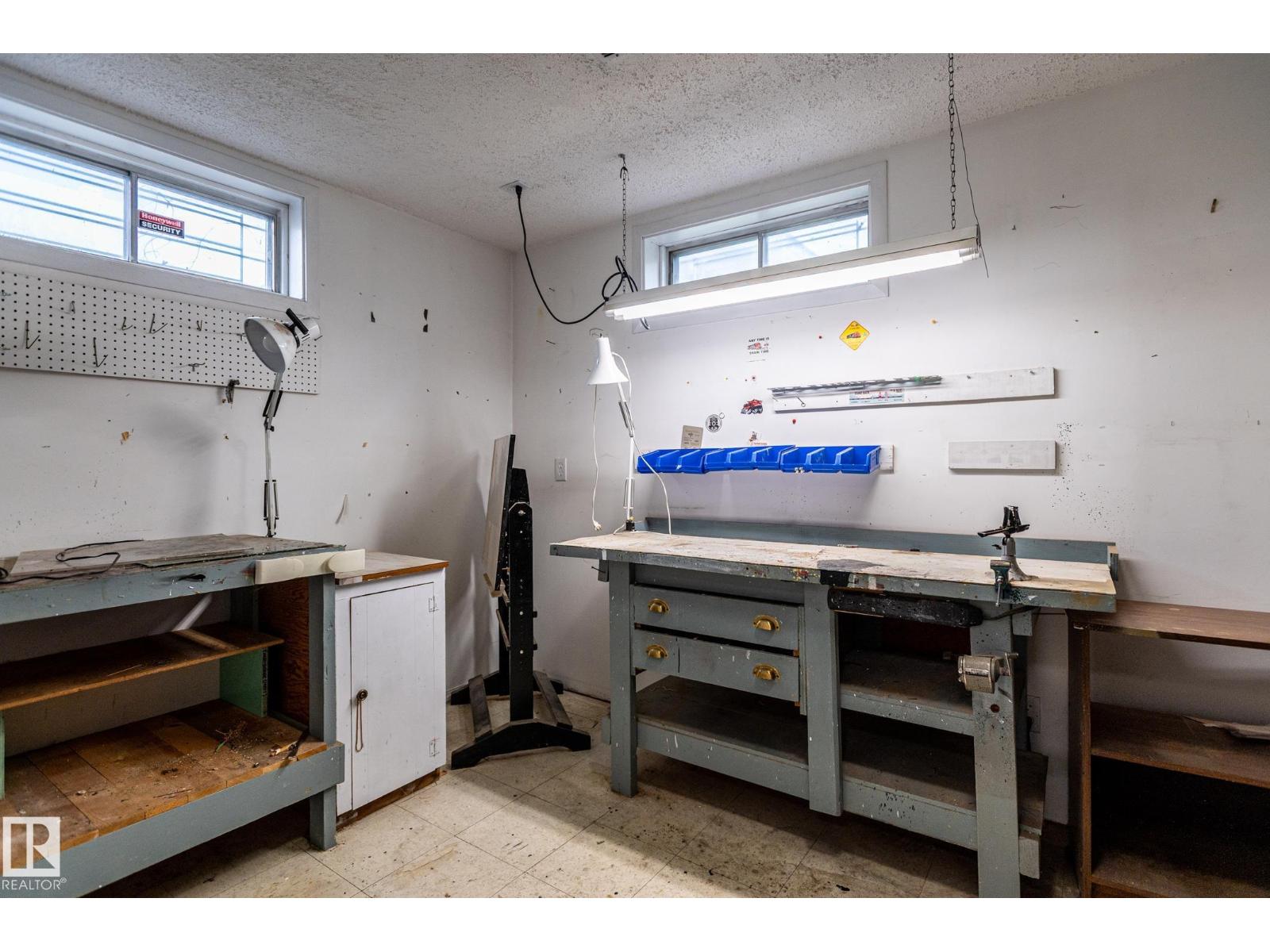 11415 142 AV NW - 37