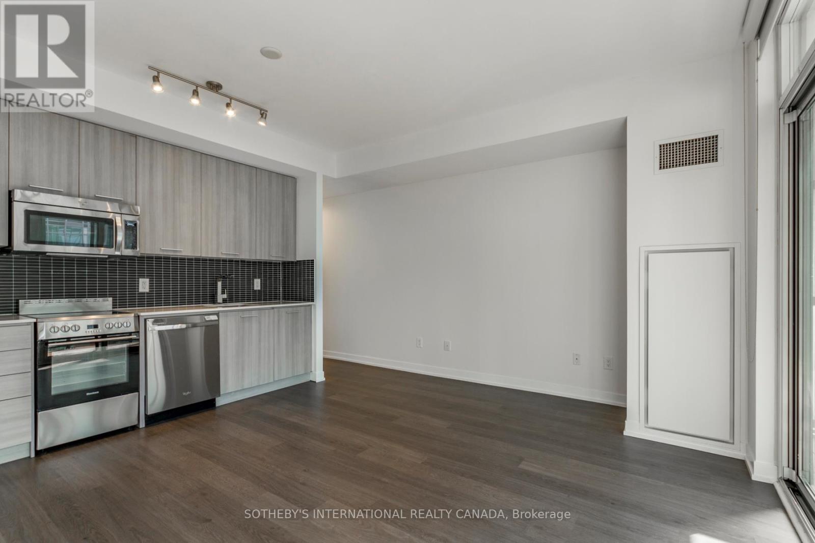 #713 105 GEORGE STREET - 16
