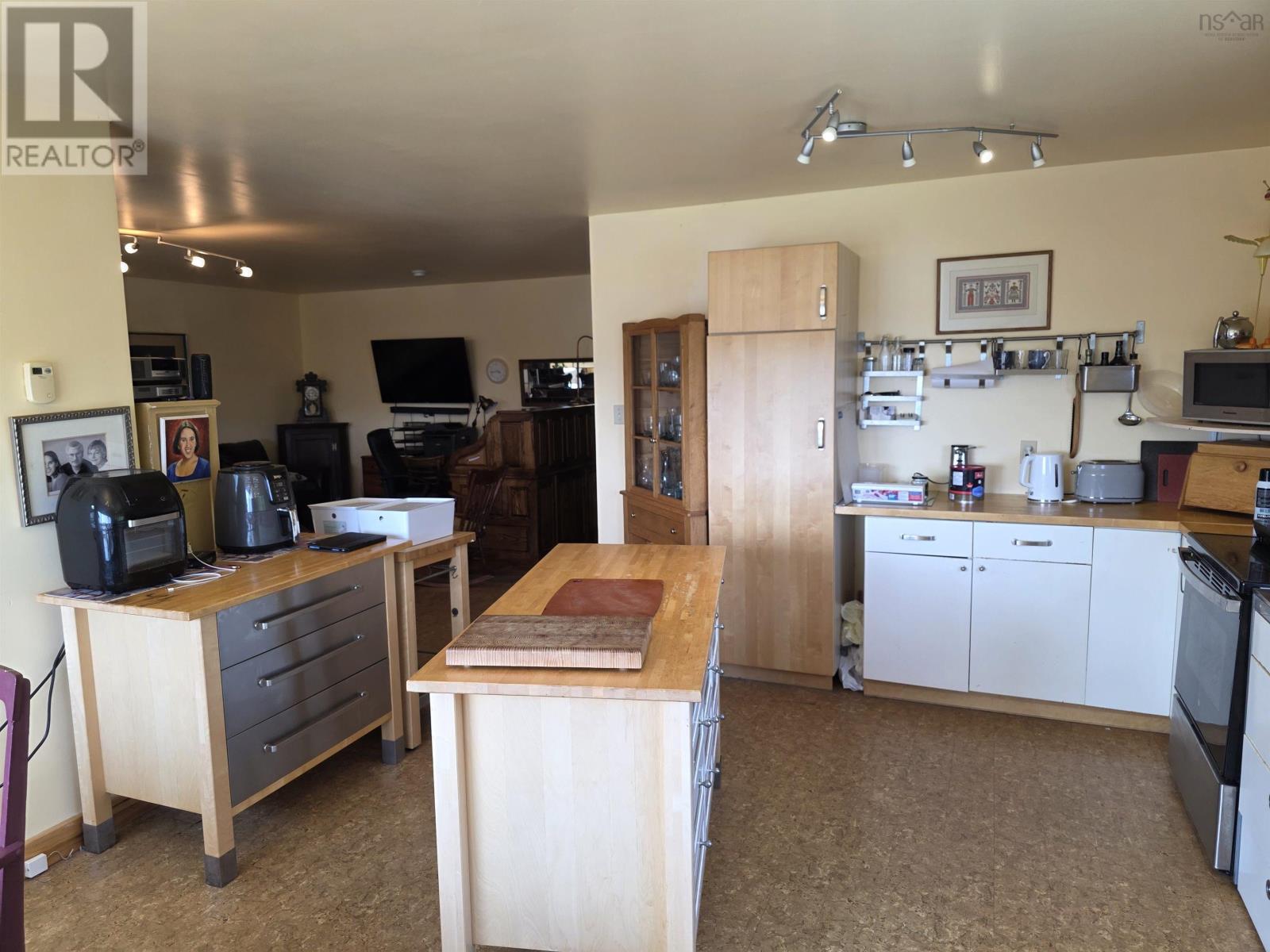 8316 4 Highway - 35