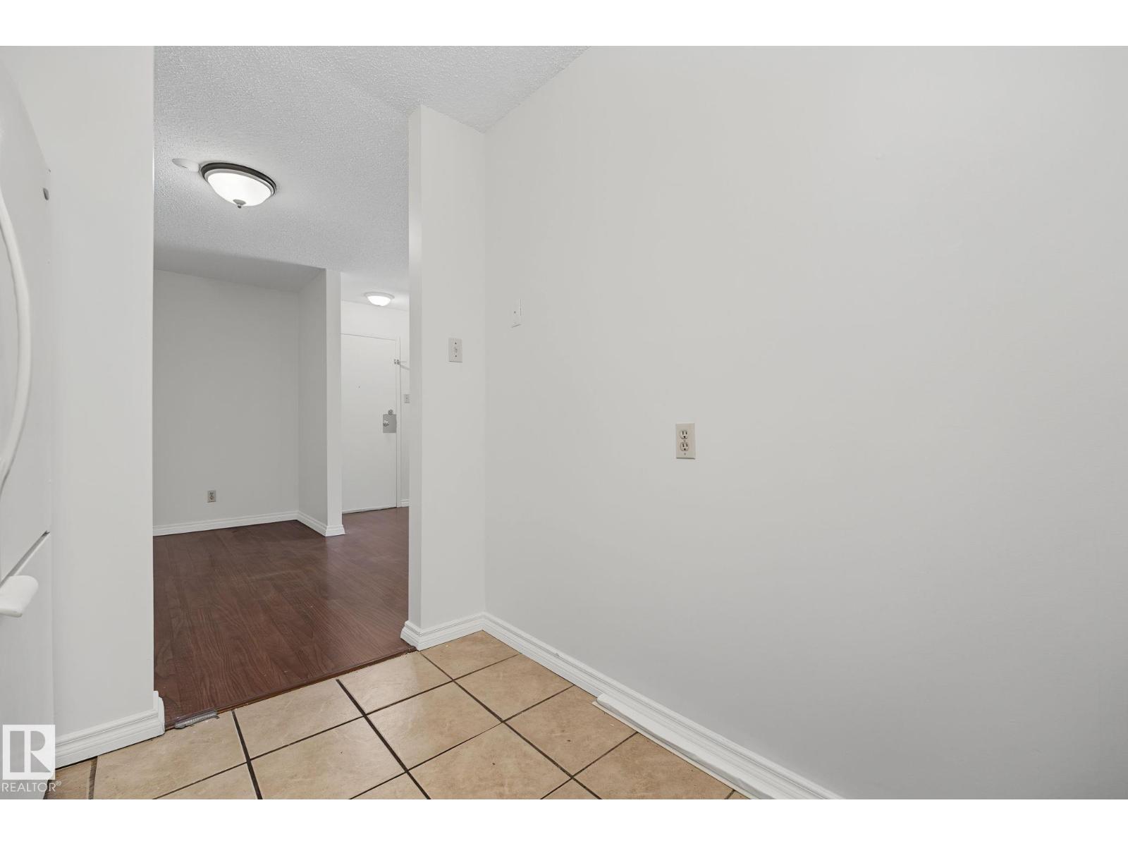 #6E 11608 28 AV NW NW - 15