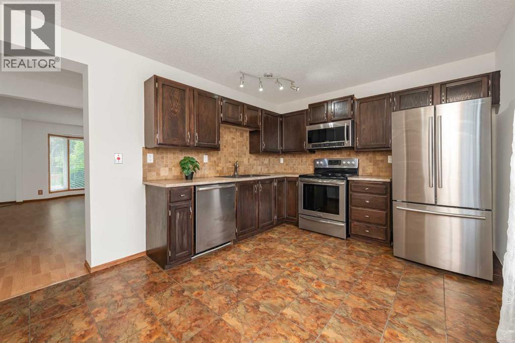 78 Queen Anne Close SE - 12