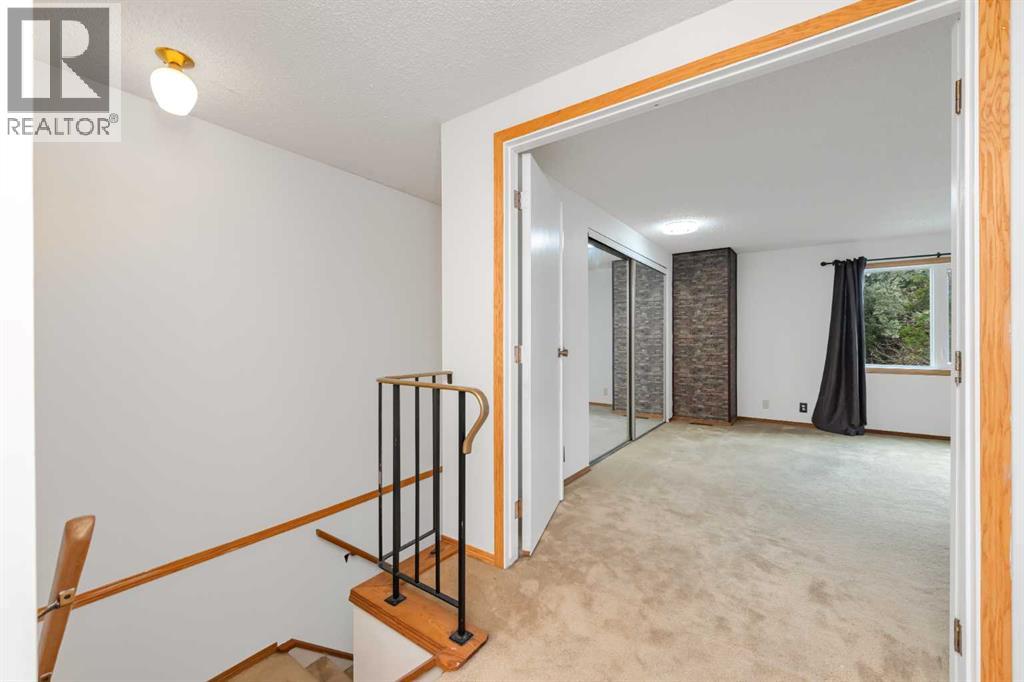 78 Queen Anne Close SE - 15