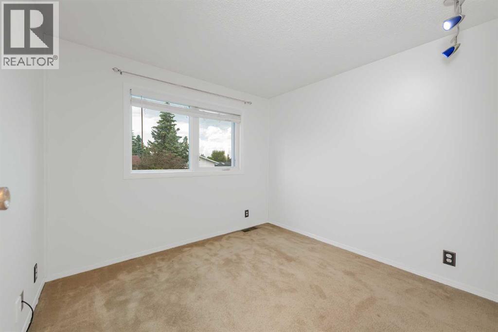 78 Queen Anne Close SE - 18