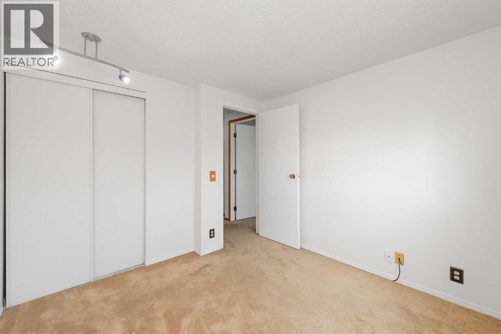 78 Queen Anne Close SE - 19