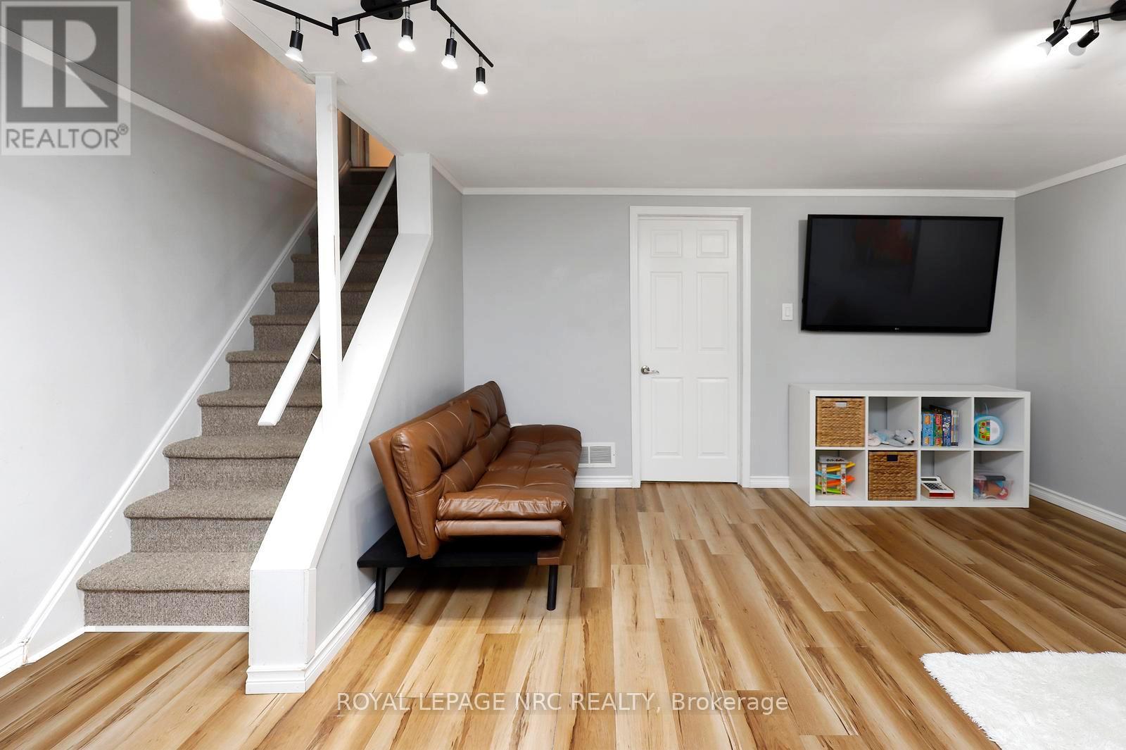 #6 211 LAKE AVENUE N - 25