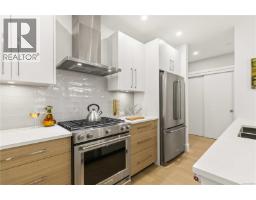 301 990 Doumac Ave, Saanich, BC V8Y1M4 Photo 11