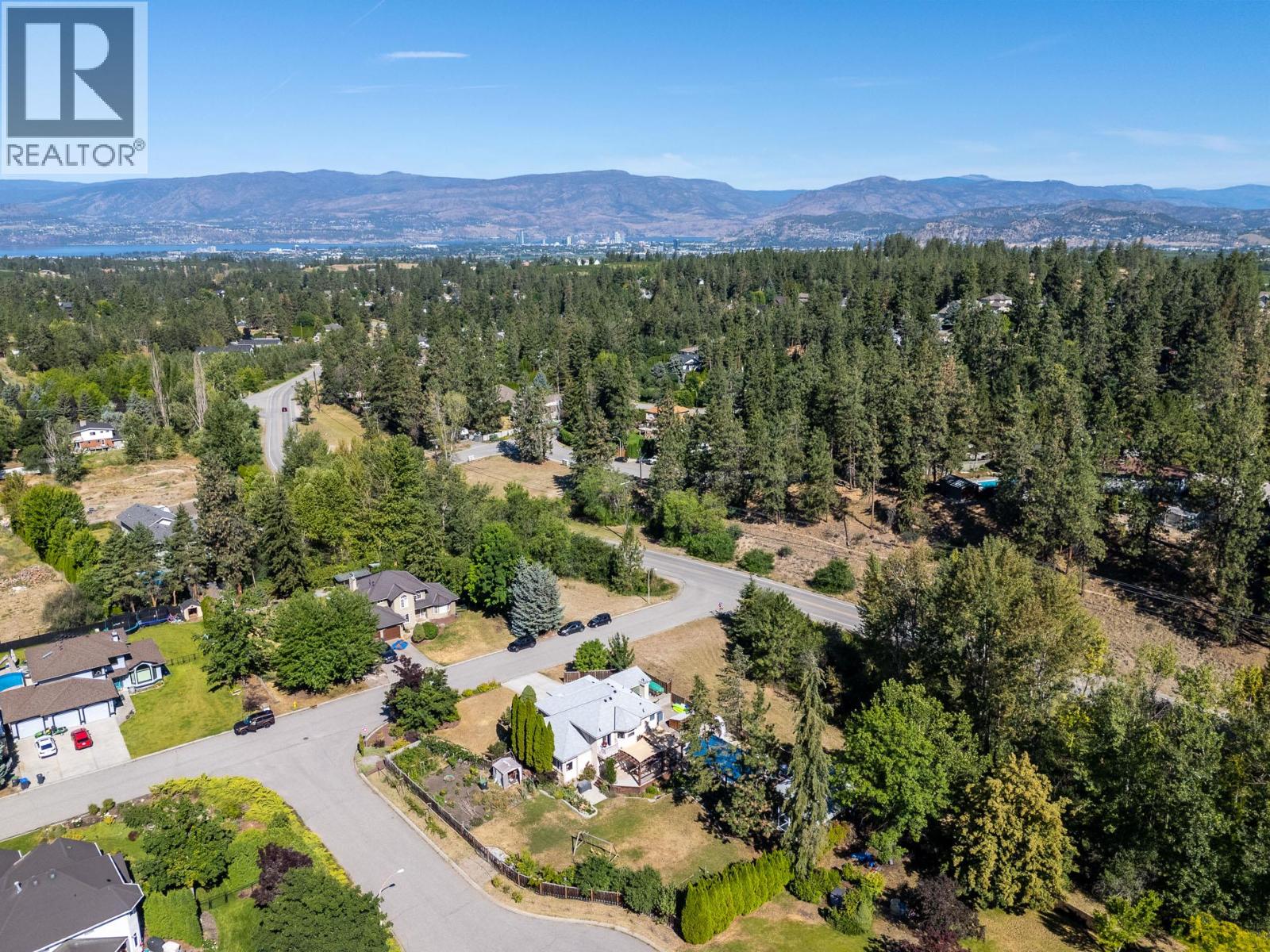 4015 Mahonia Drive - 85