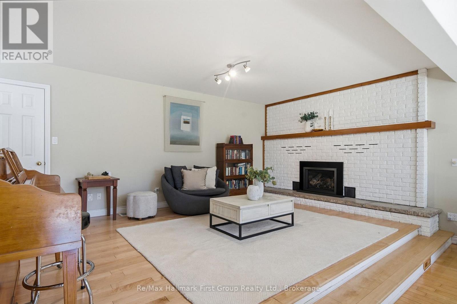 2772 DIVISION STREET N - Image 19