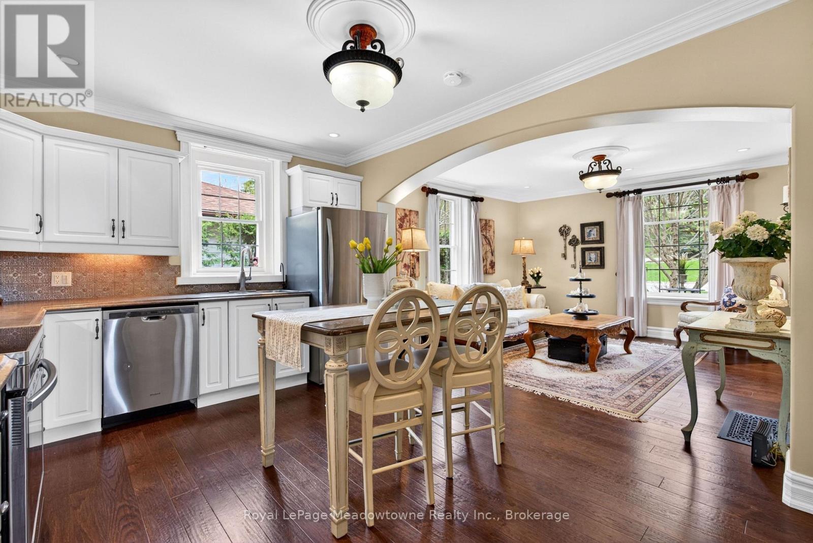 53 CAMPBELL AVENUE E - 10