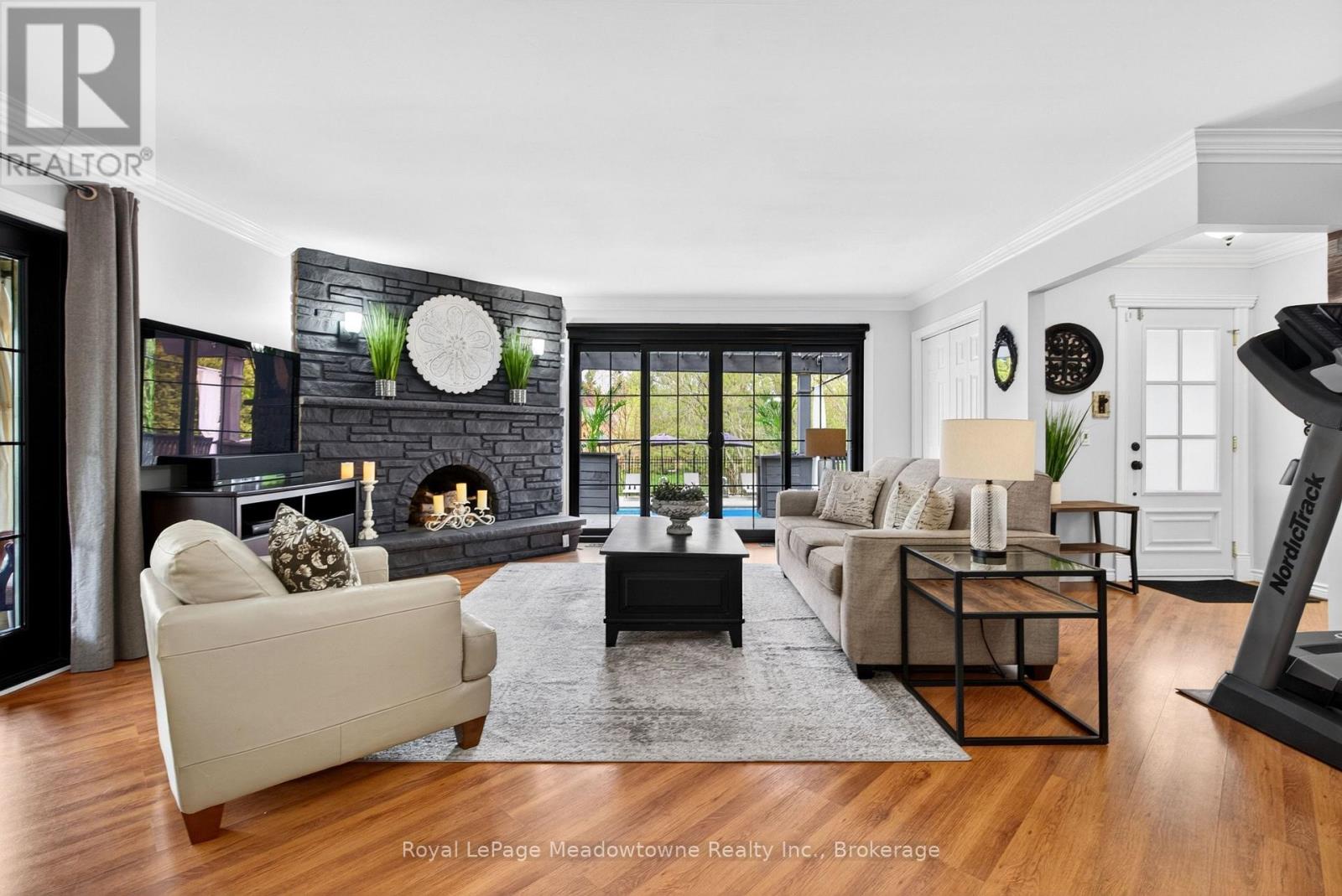 53 CAMPBELL AVENUE E - 15