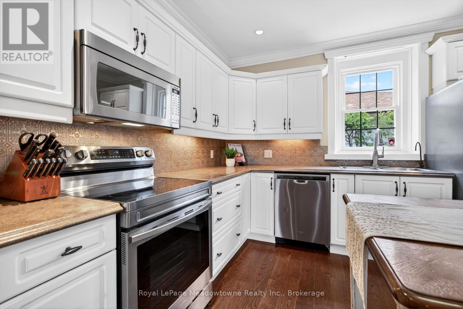 53 CAMPBELL AVENUE E - 11