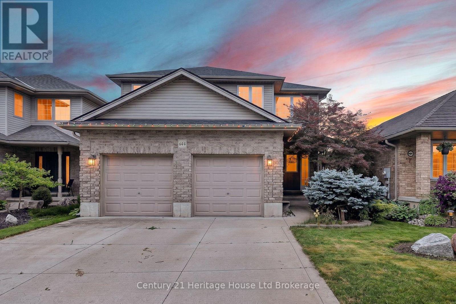 644 HUMMINGBIRD CRESCENT - 1