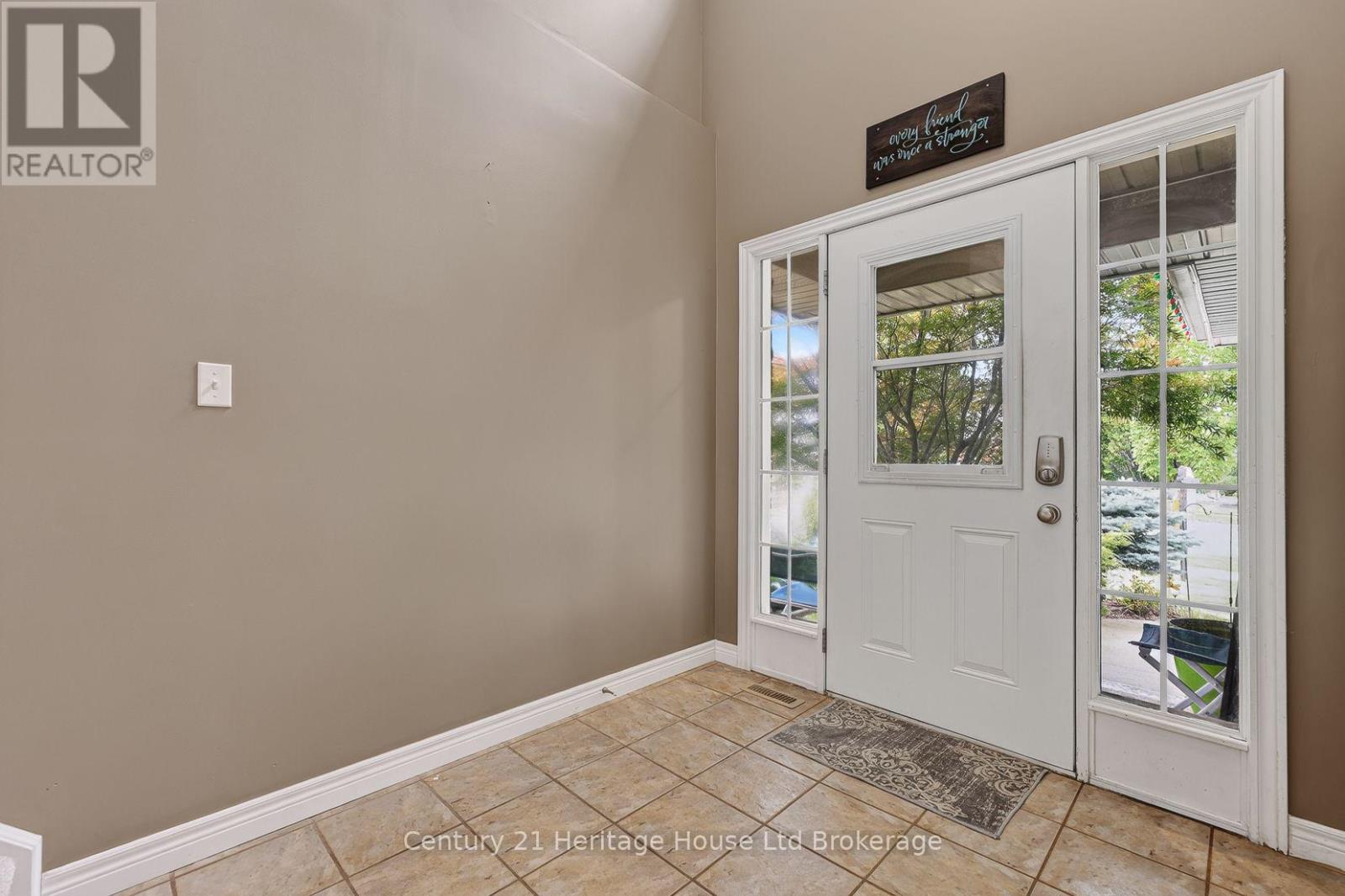 644 HUMMINGBIRD CRESCENT - 11