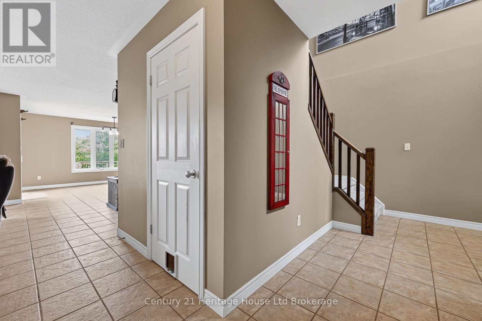 644 HUMMINGBIRD CRESCENT - 13