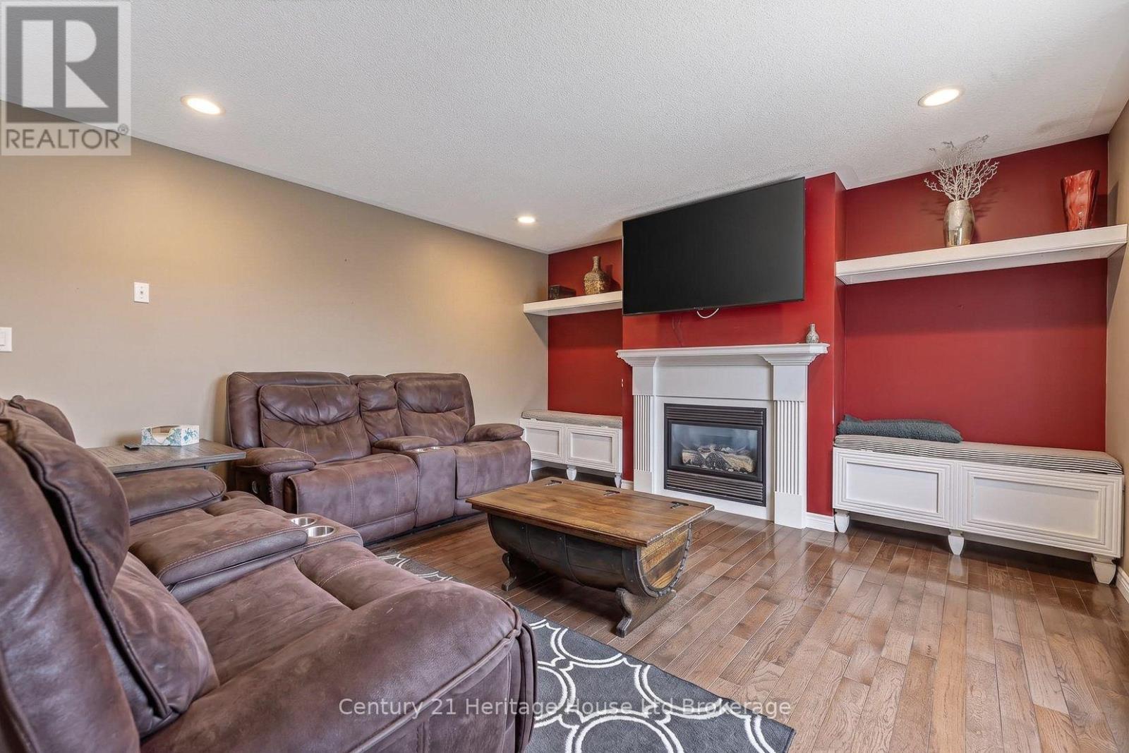 644 HUMMINGBIRD CRESCENT - 15