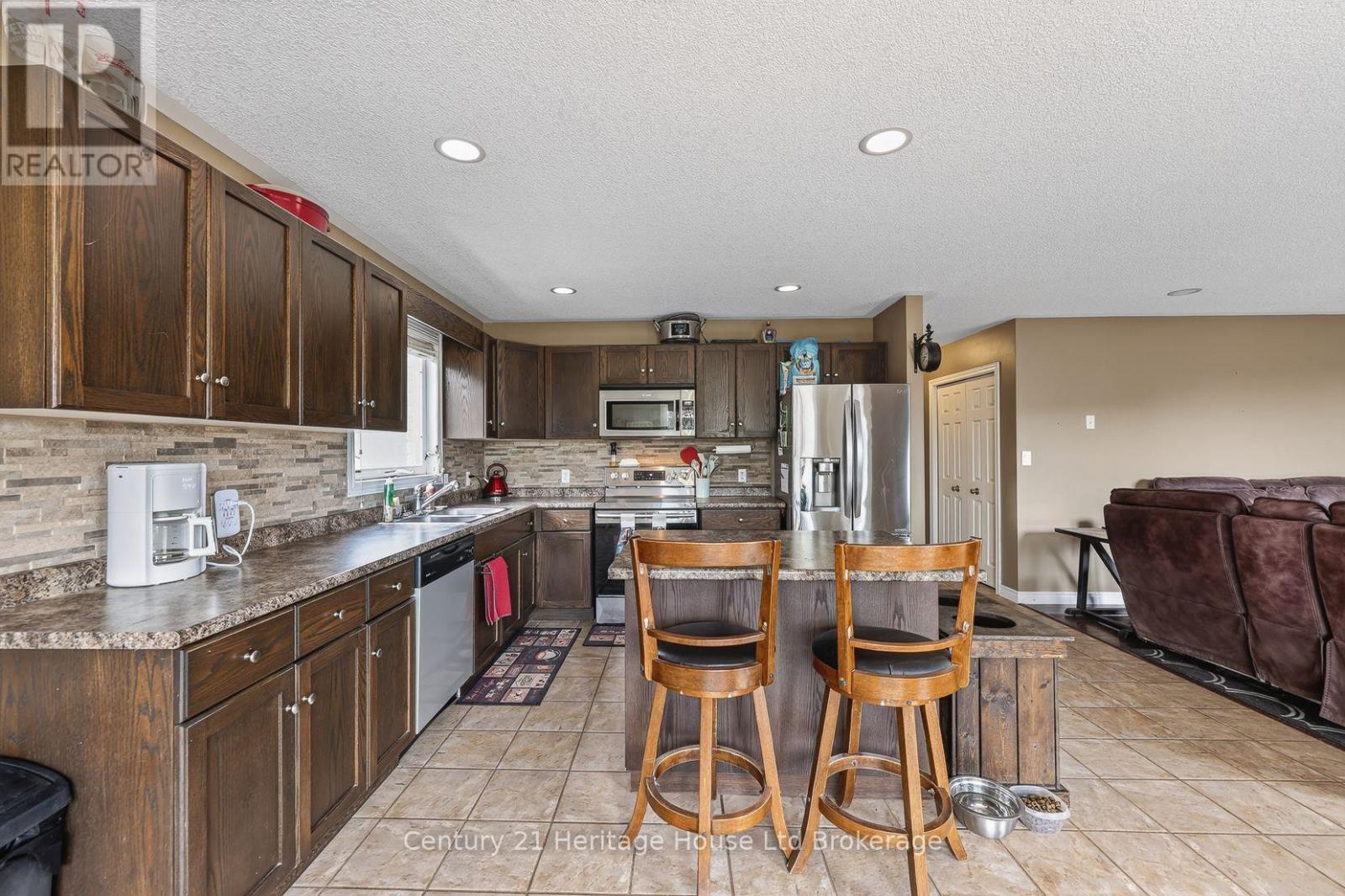 644 HUMMINGBIRD CRESCENT - 16