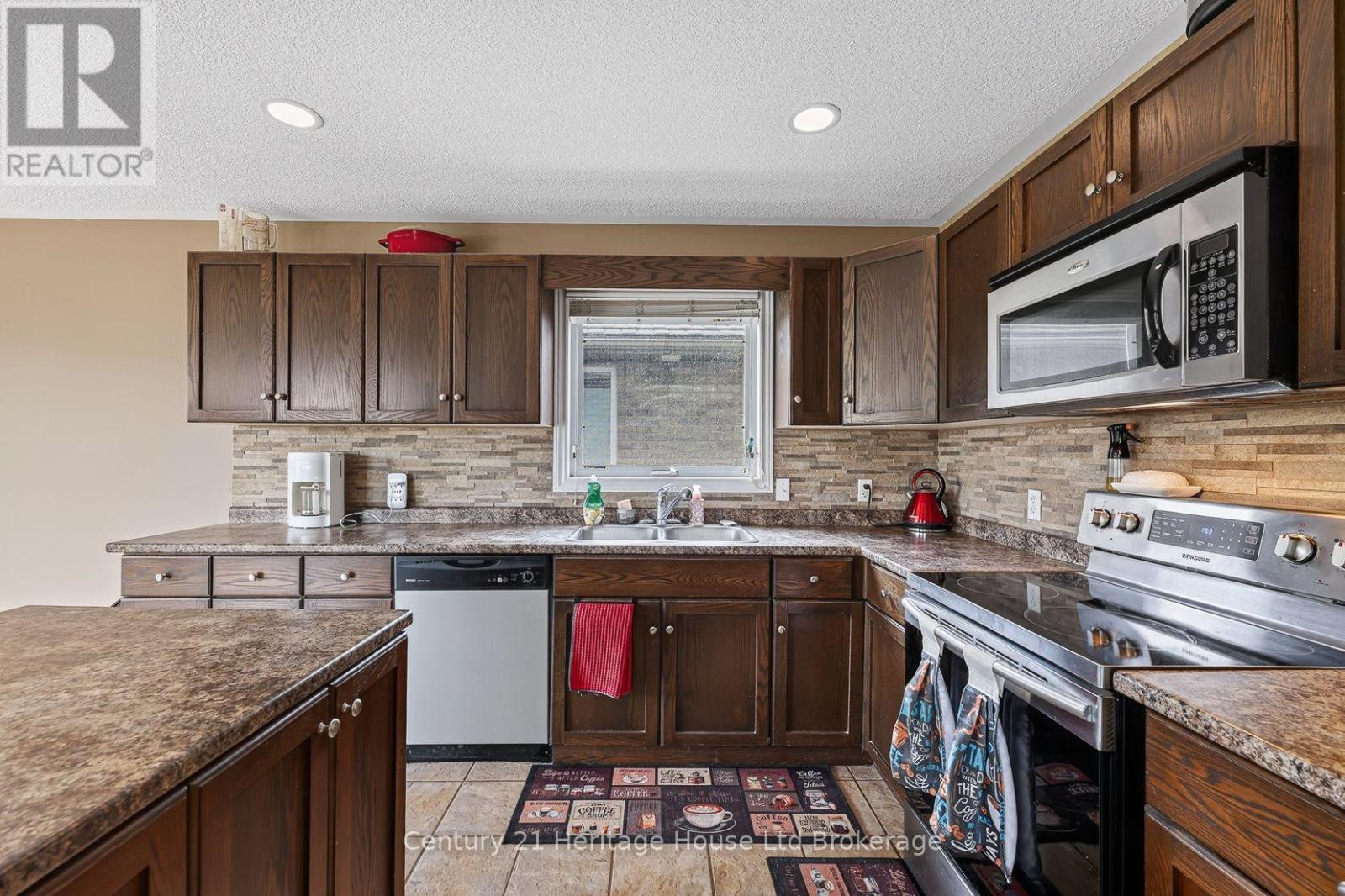 644 HUMMINGBIRD CRESCENT - 18