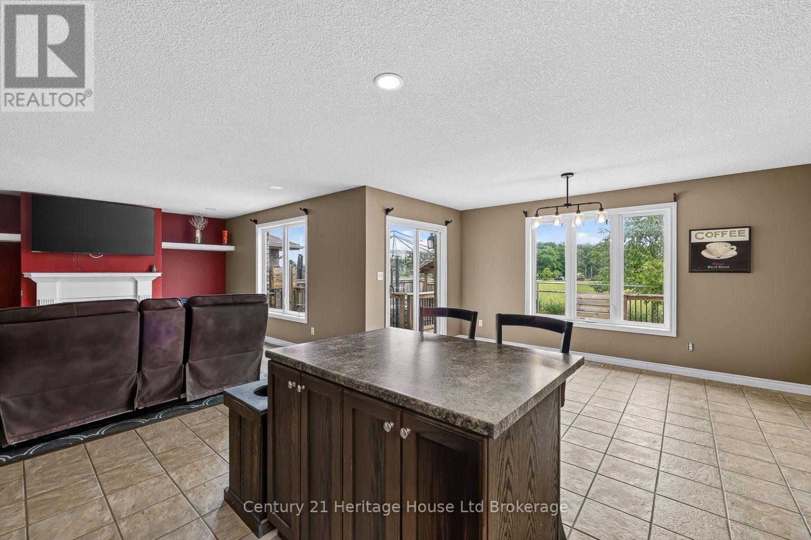 644 HUMMINGBIRD CRESCENT - 19