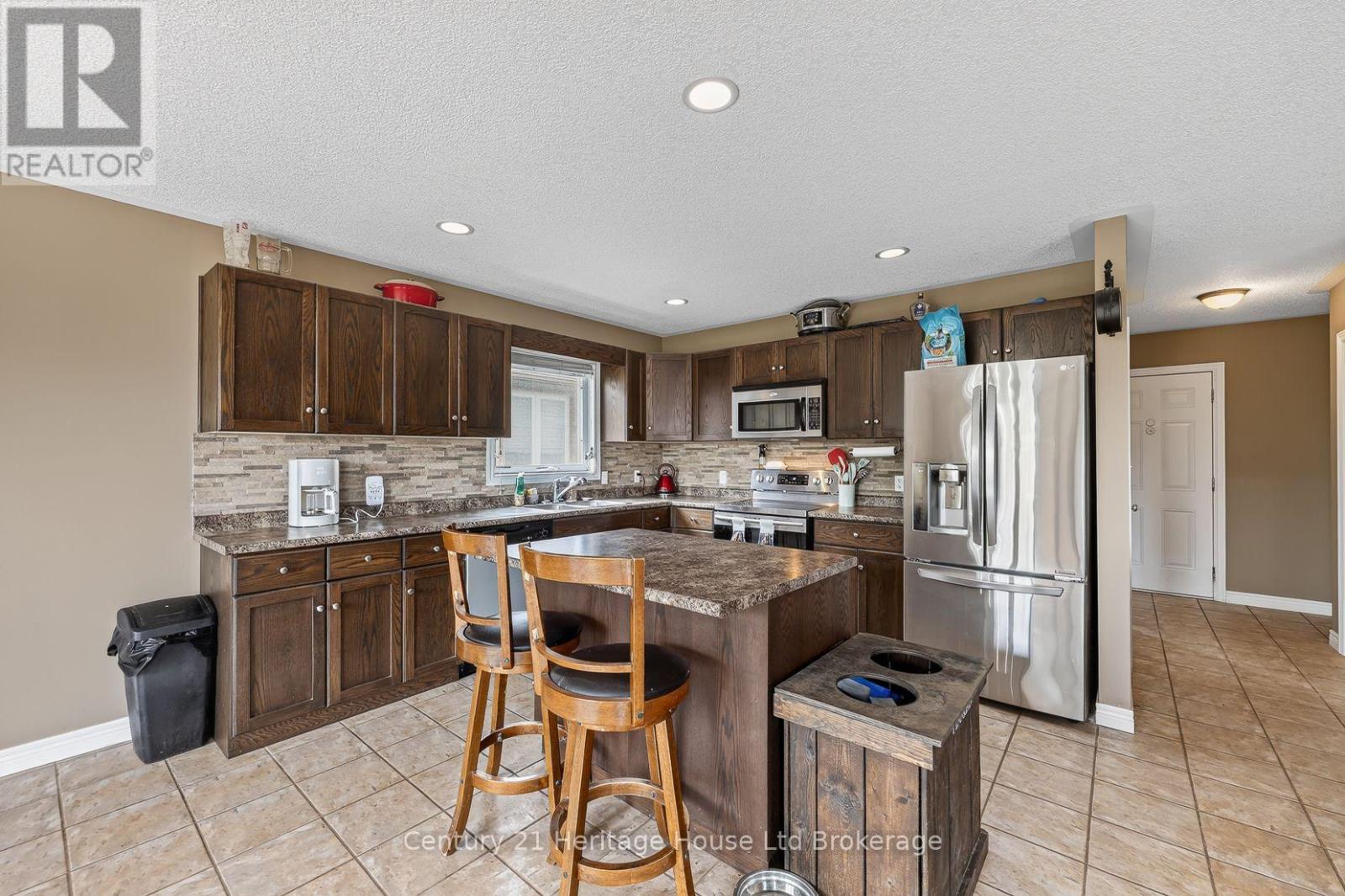644 HUMMINGBIRD CRESCENT - 2