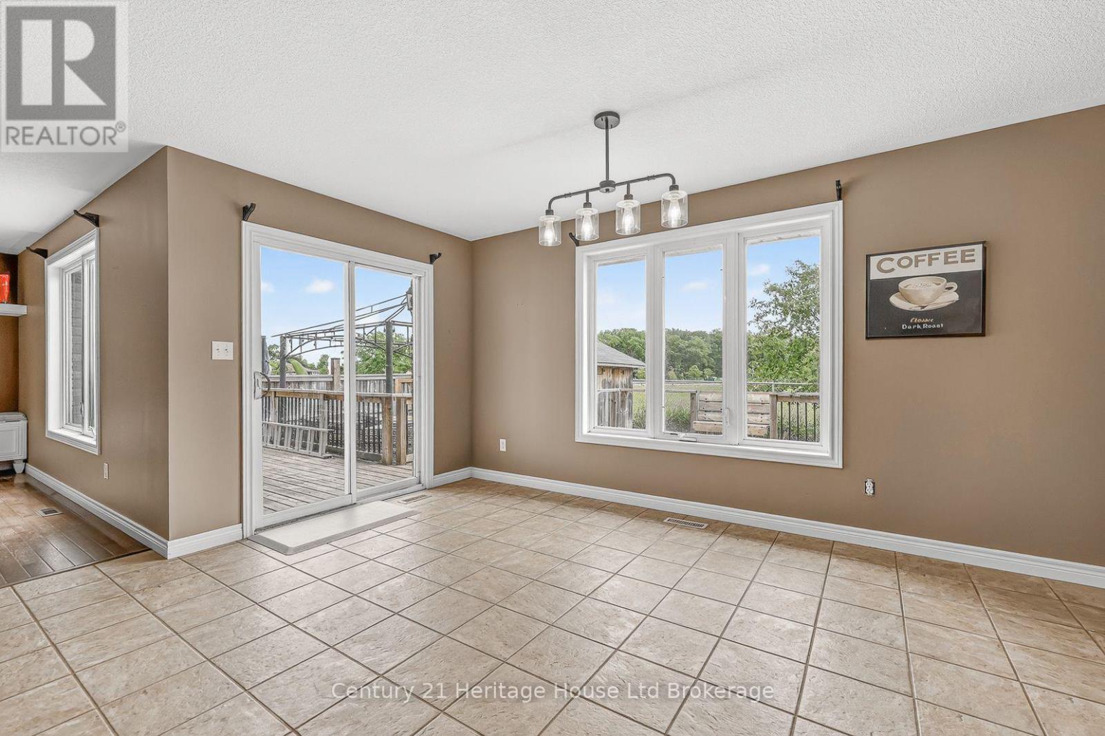 644 HUMMINGBIRD CRESCENT - 20