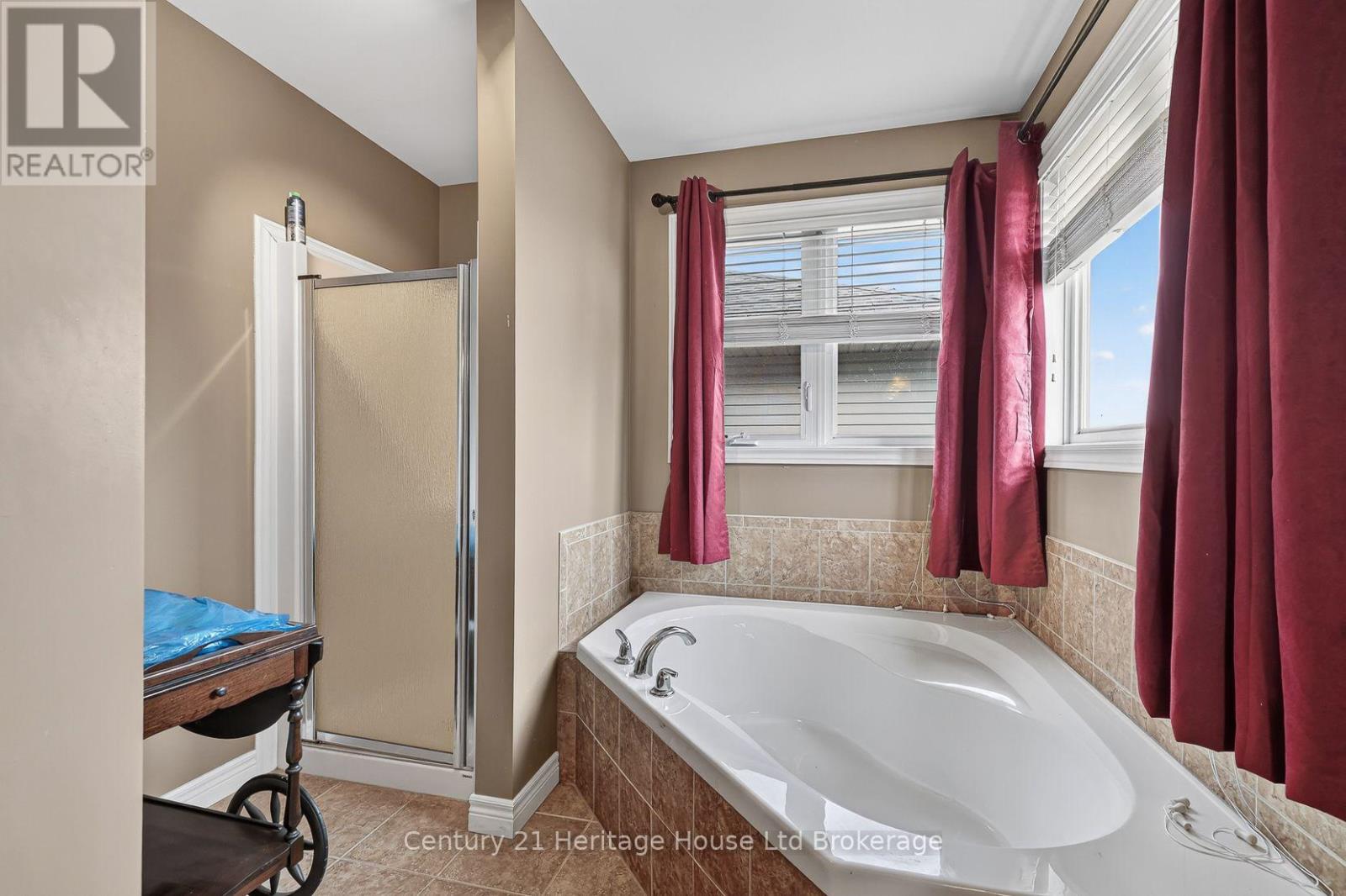 644 HUMMINGBIRD CRESCENT - 26