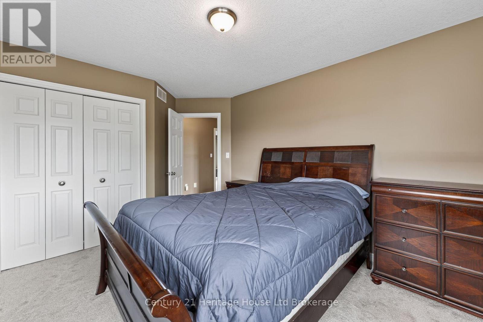 644 HUMMINGBIRD CRESCENT - 28