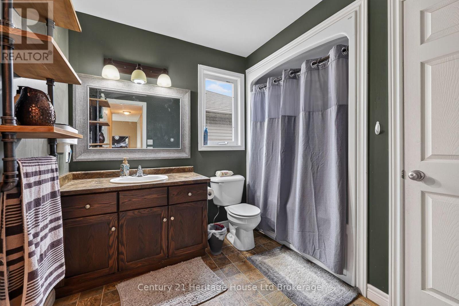 644 HUMMINGBIRD CRESCENT - 29