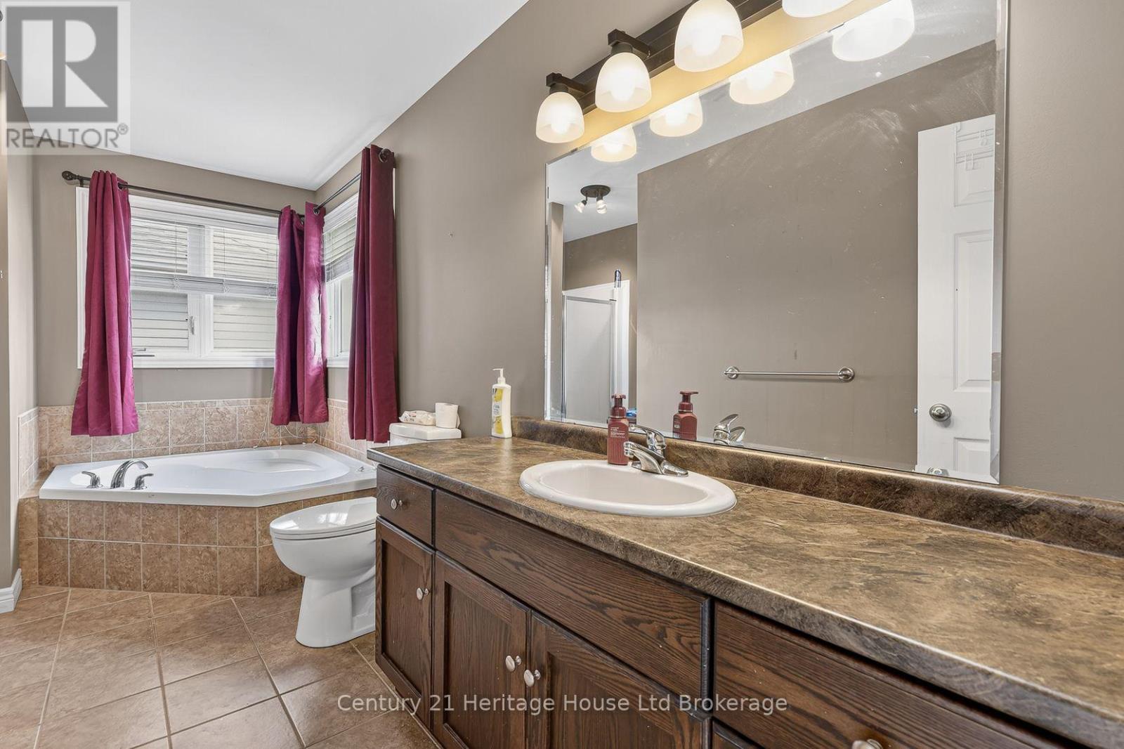 644 HUMMINGBIRD CRESCENT - 3