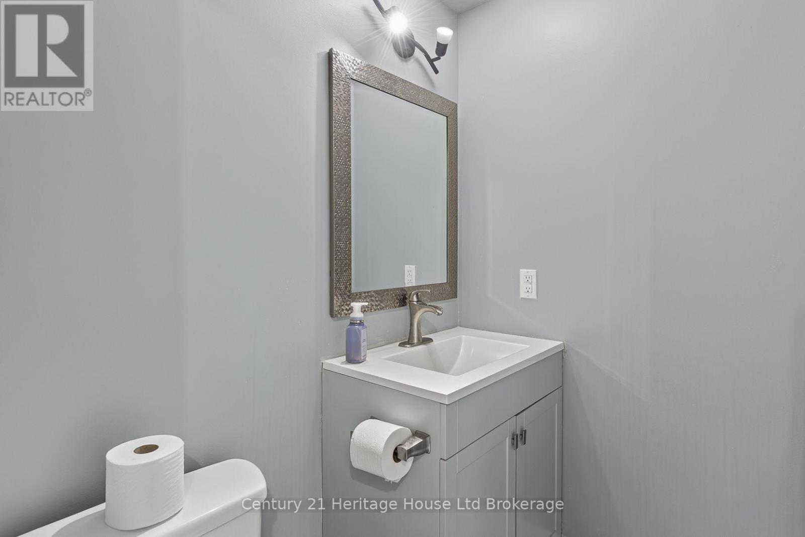 644 HUMMINGBIRD CRESCENT - 35