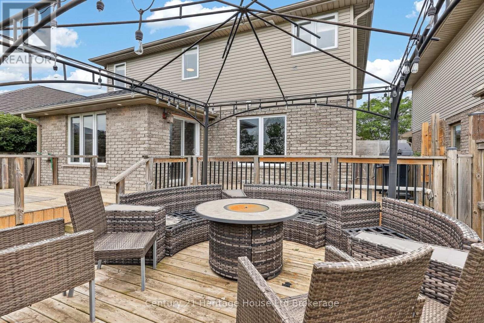 644 HUMMINGBIRD CRESCENT - 38
