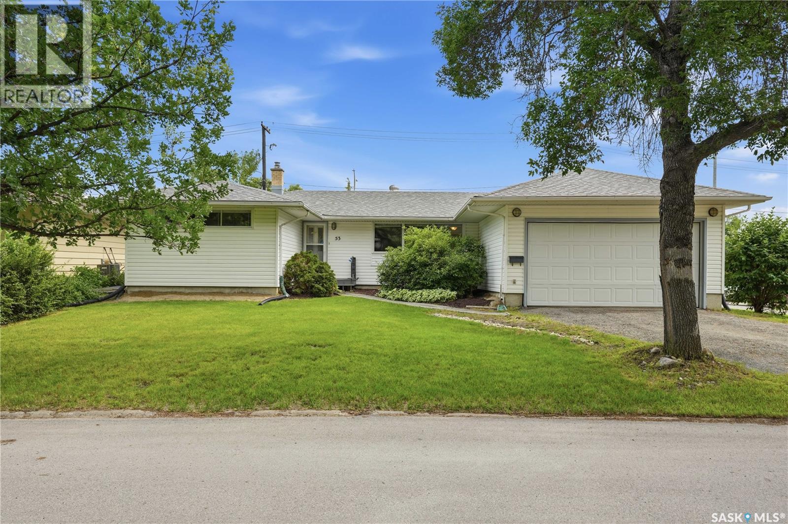53 Darke CRESCENT - 1