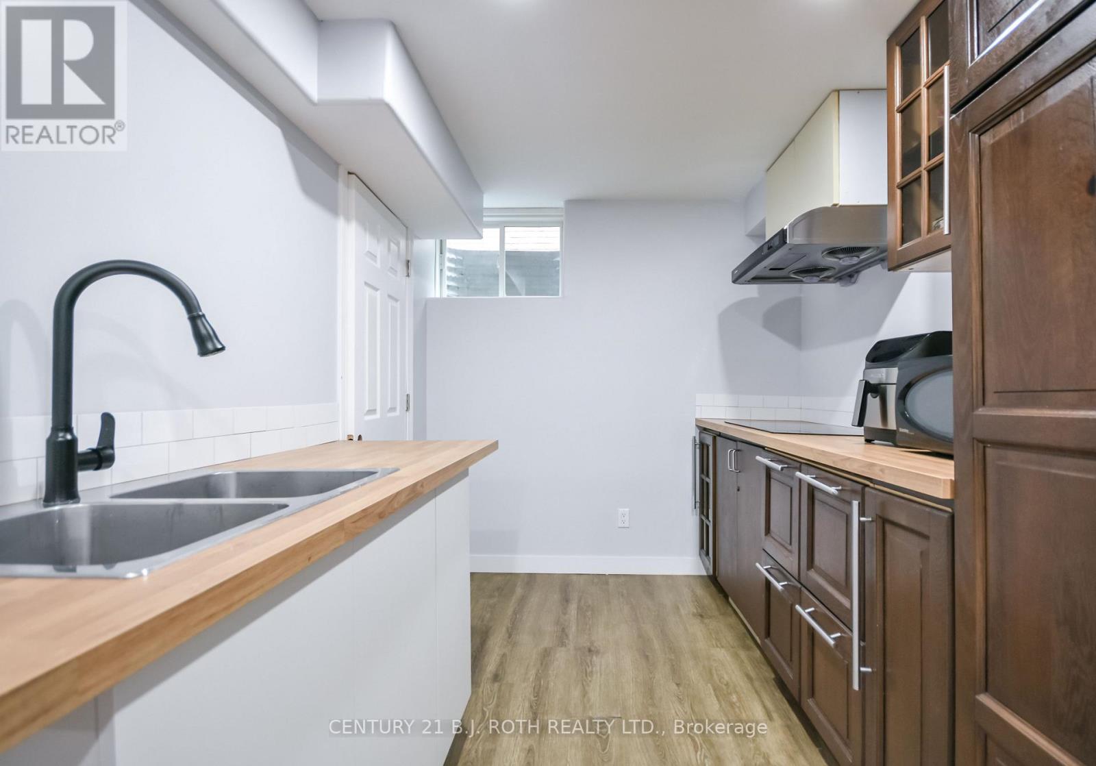 17 CROMPTON DRIVE - 33