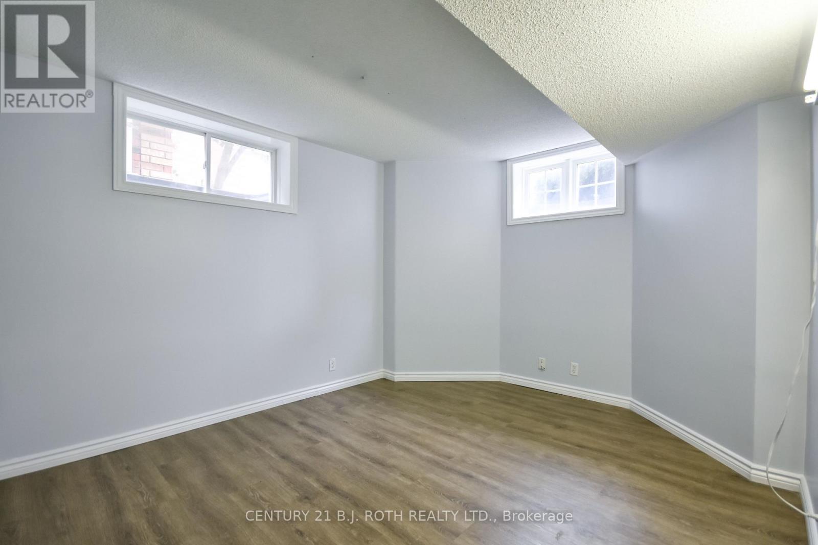17 CROMPTON DRIVE - 37