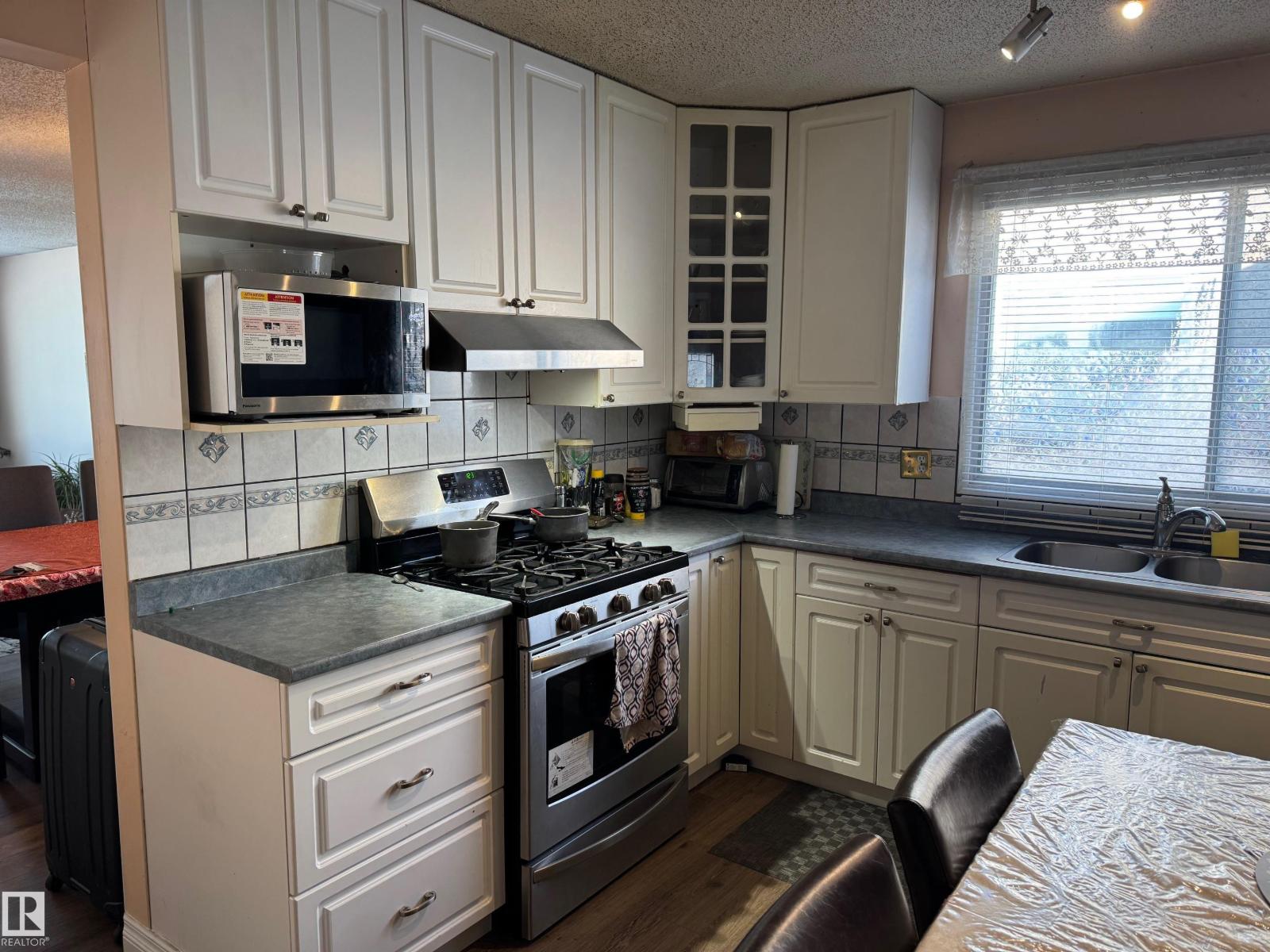 3203 74 ST NW - 6