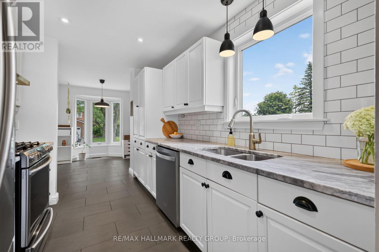 6106 MEADOWHILL CRESCENT - 17