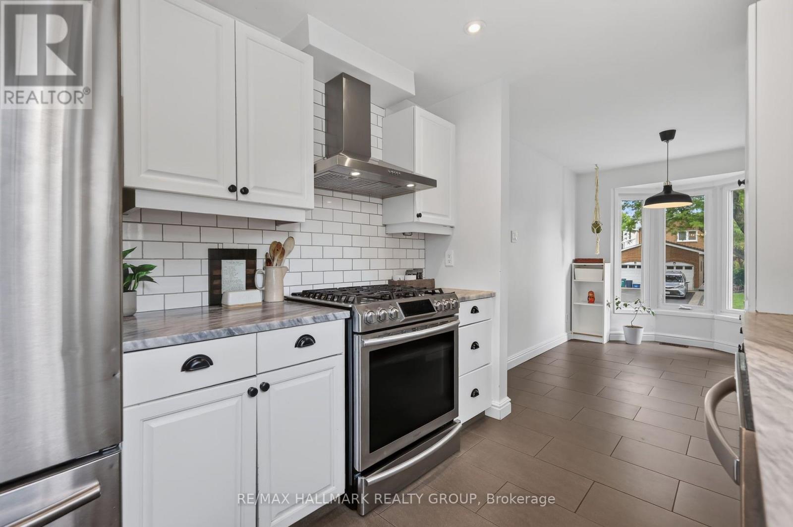 6106 MEADOWHILL CRESCENT - 18