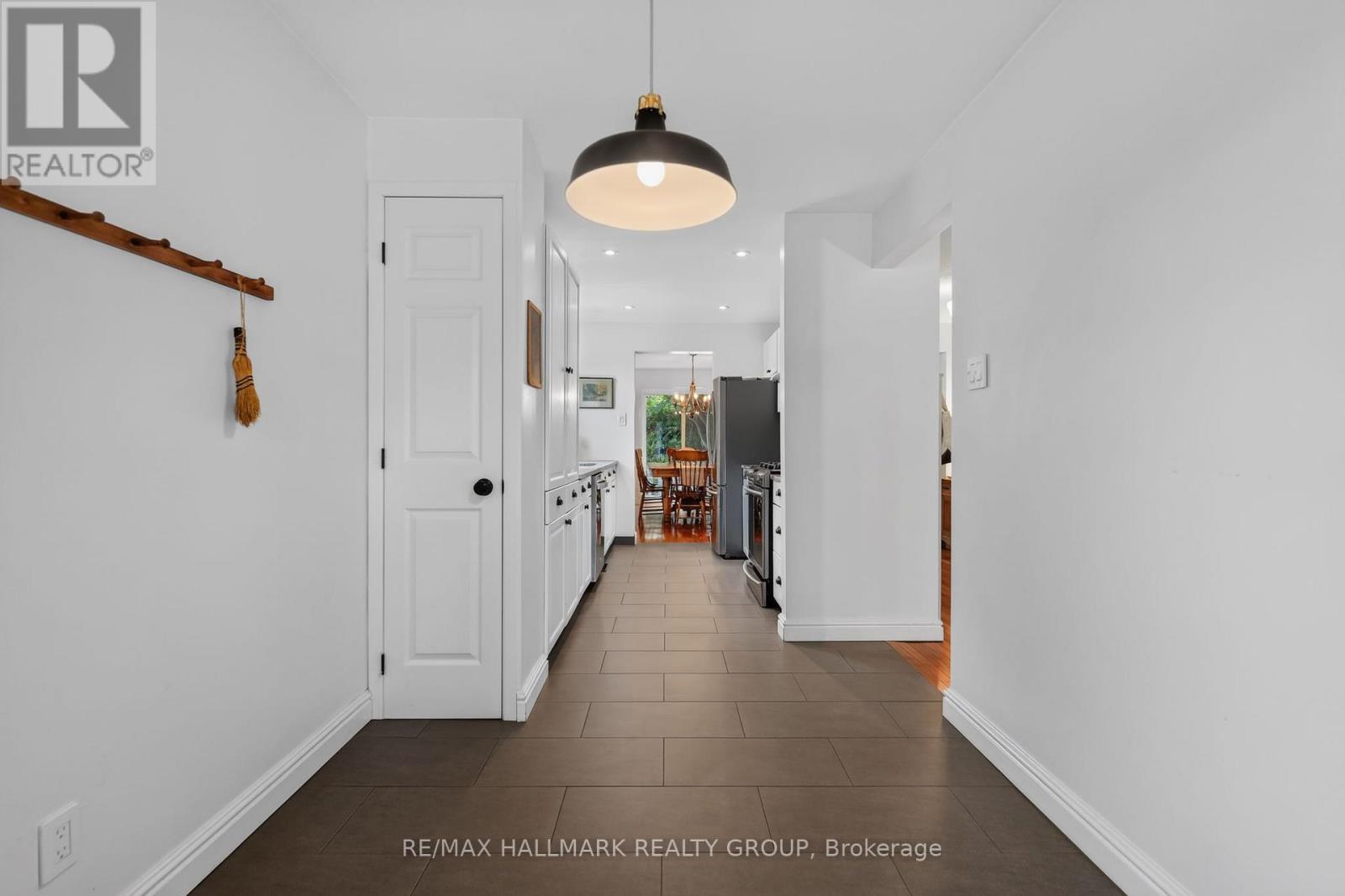 6106 MEADOWHILL CRESCENT - 21