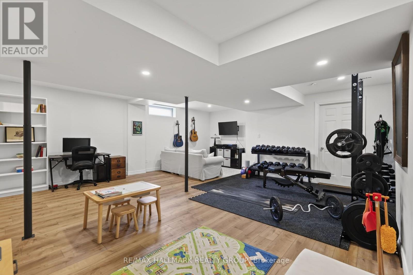 6106 MEADOWHILL CRESCENT - 40