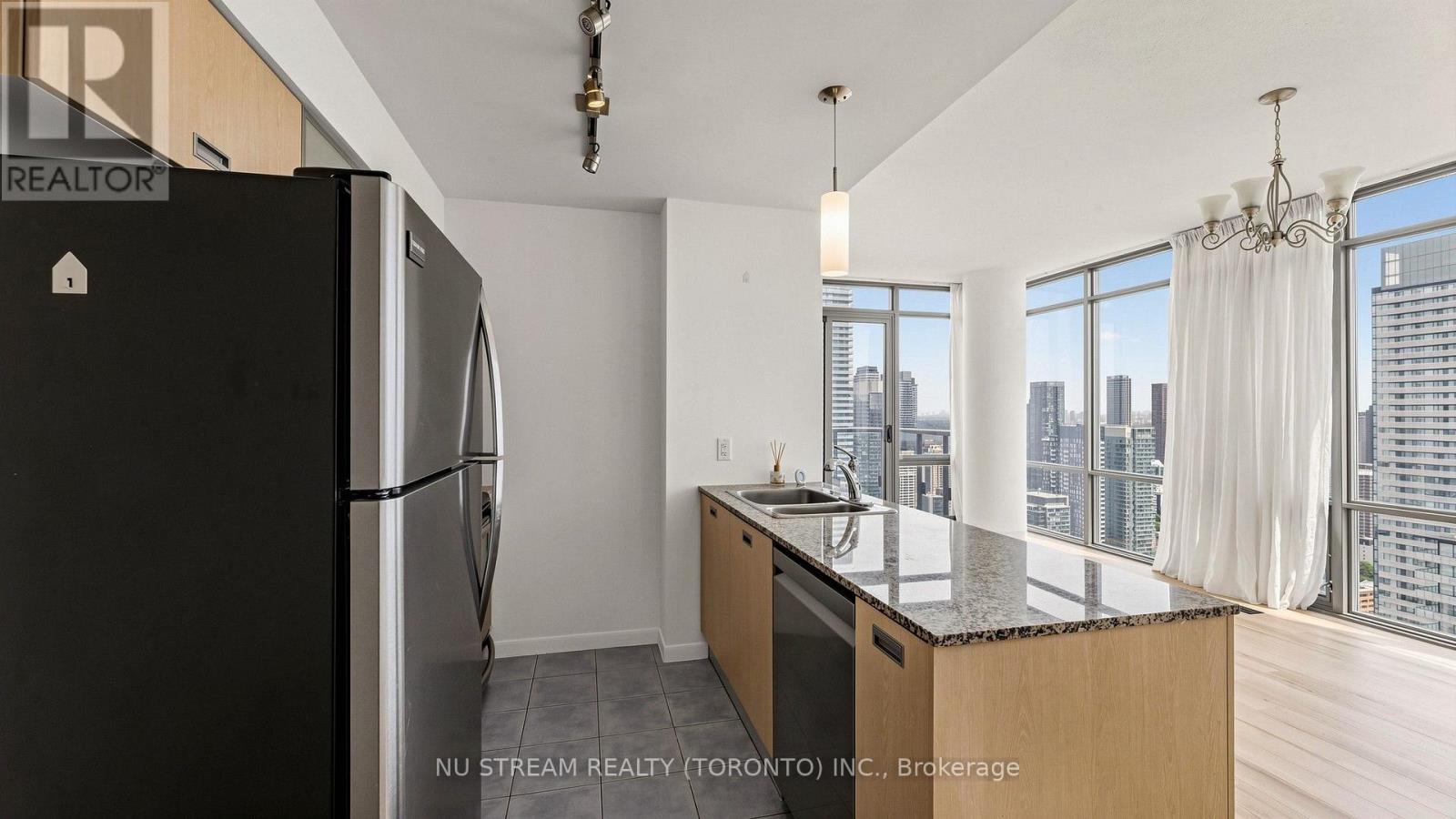 #4407 38 GRENVILLE STREET - 14
