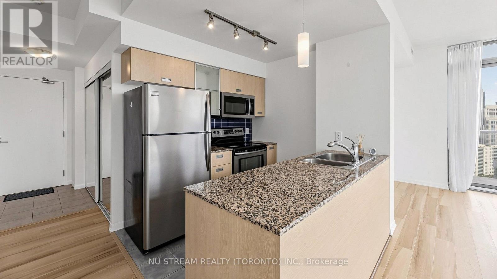 #4407 38 GRENVILLE STREET - 15