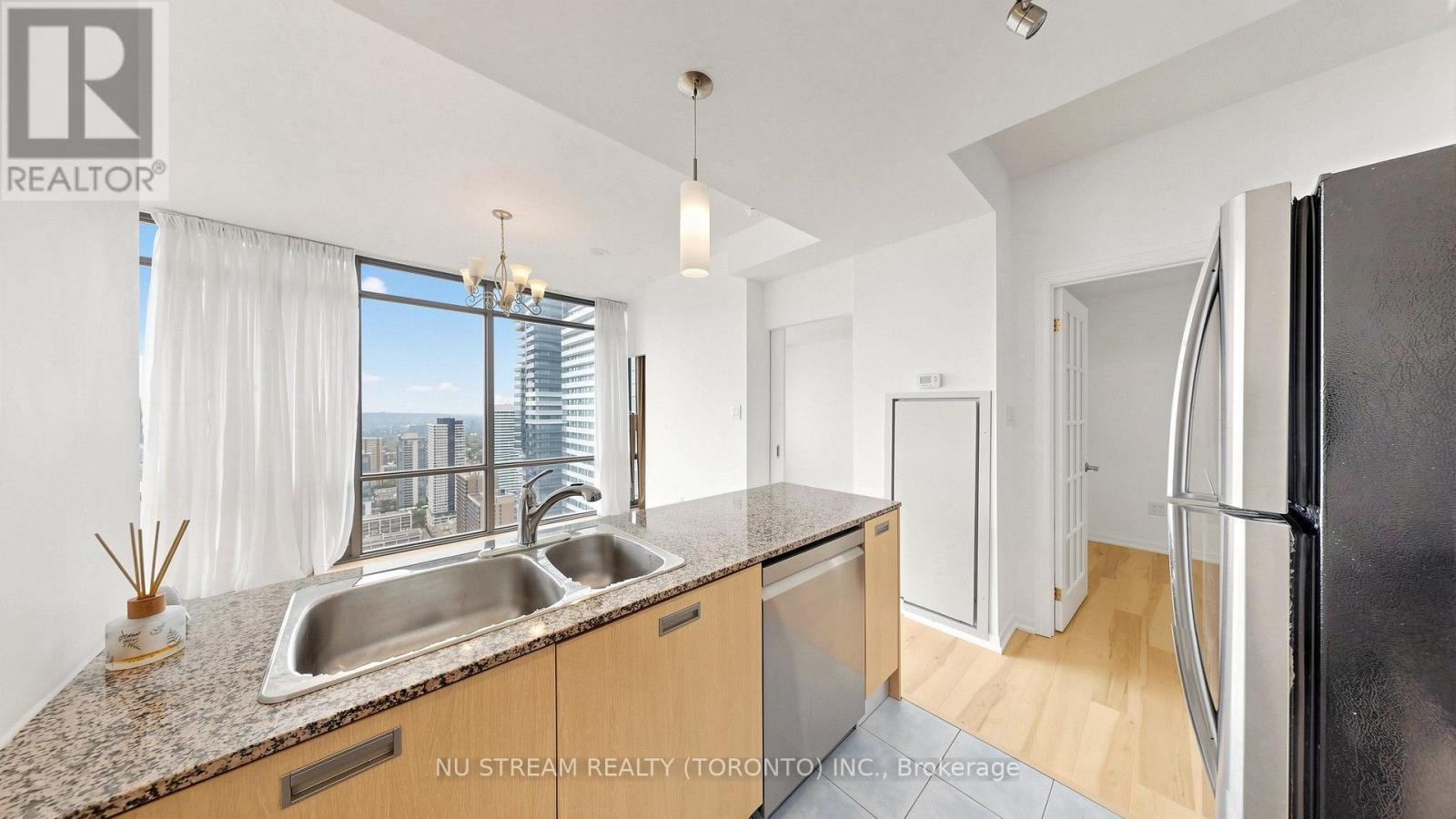 #4407 38 GRENVILLE STREET - 17