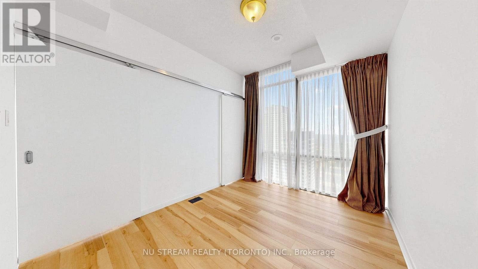 #4407 38 GRENVILLE STREET - 18