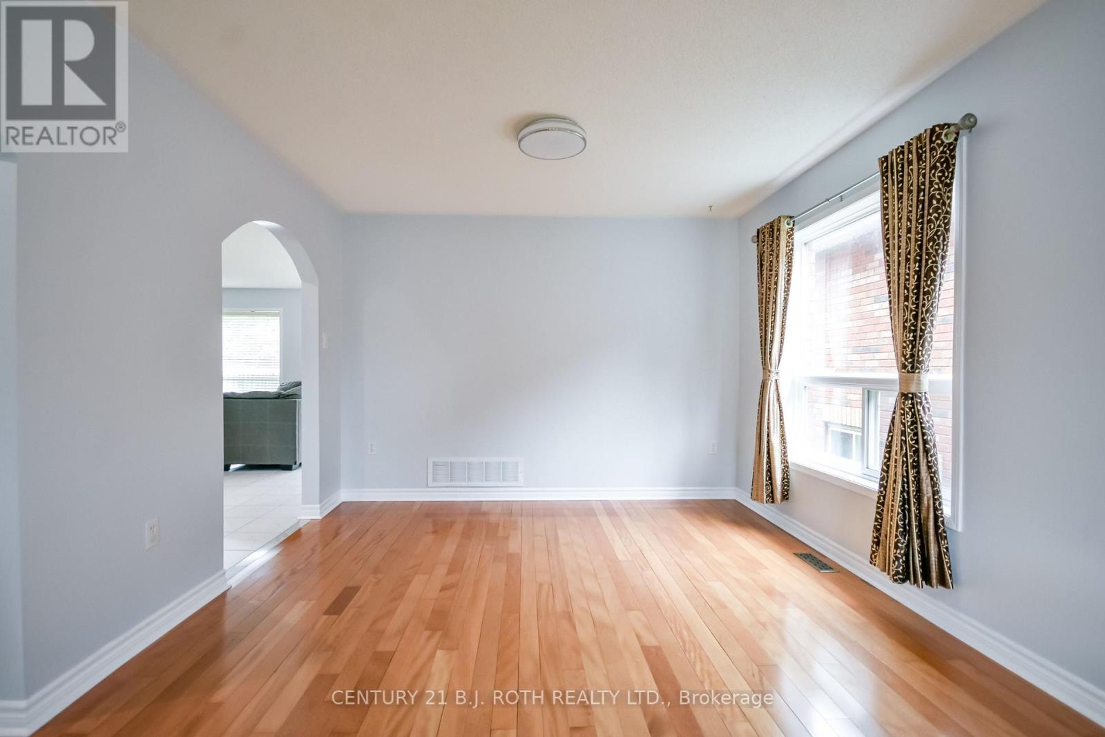 17 CROMPTON DRIVE - 12