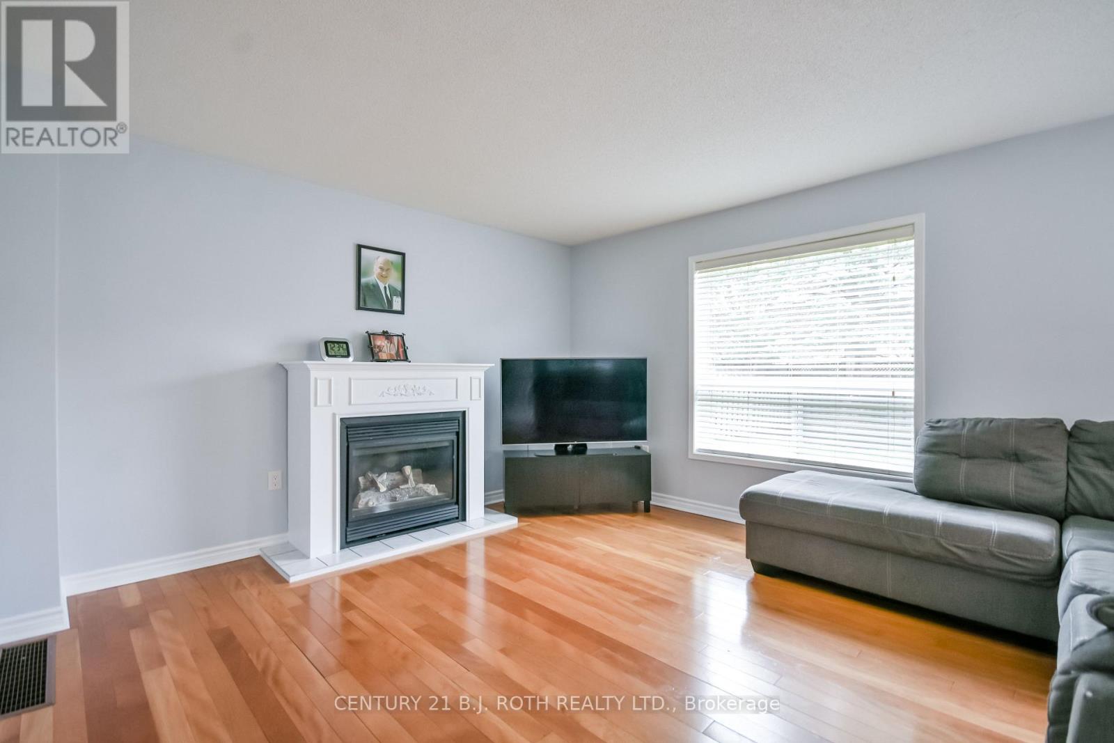 17 CROMPTON DRIVE - 14