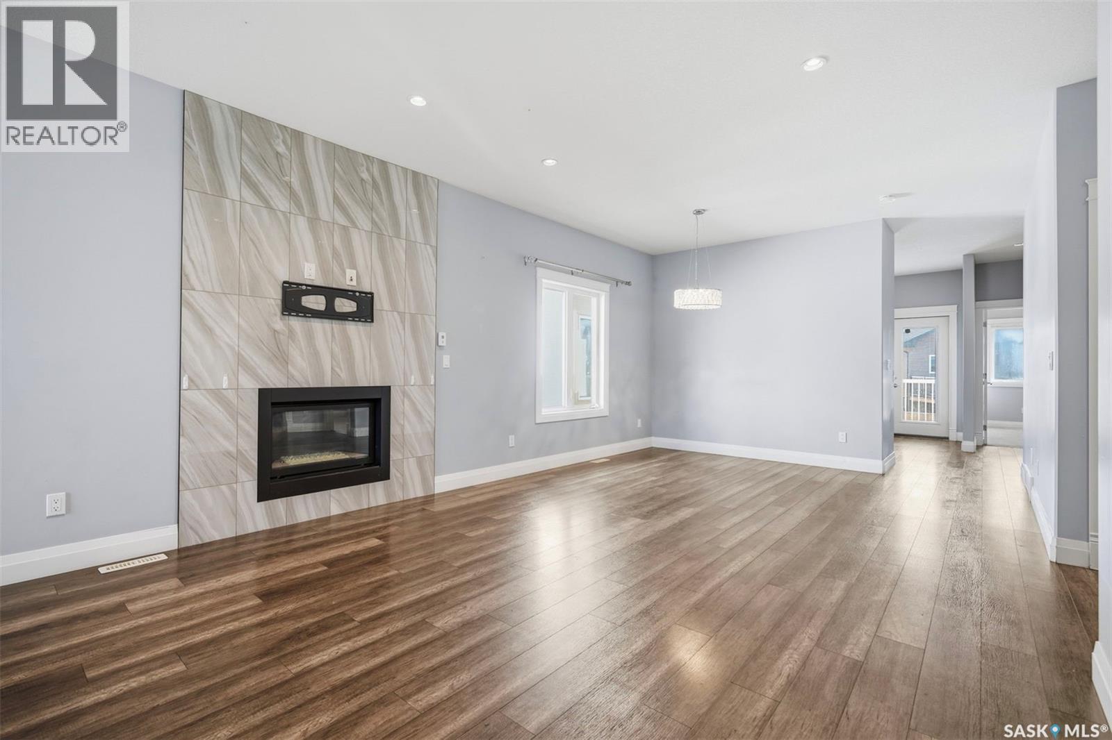 219 ELLS CRESCENT - 4