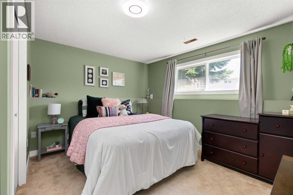 92 Sharpe Crescent SE — photo 31