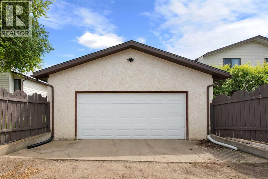 92 Sharpe Crescent SE — photo 37