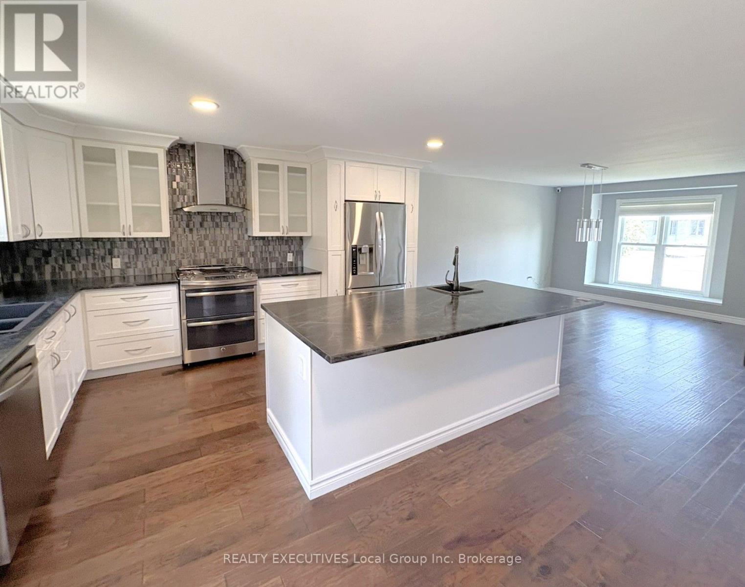 35 NANCY DRIVE - 11