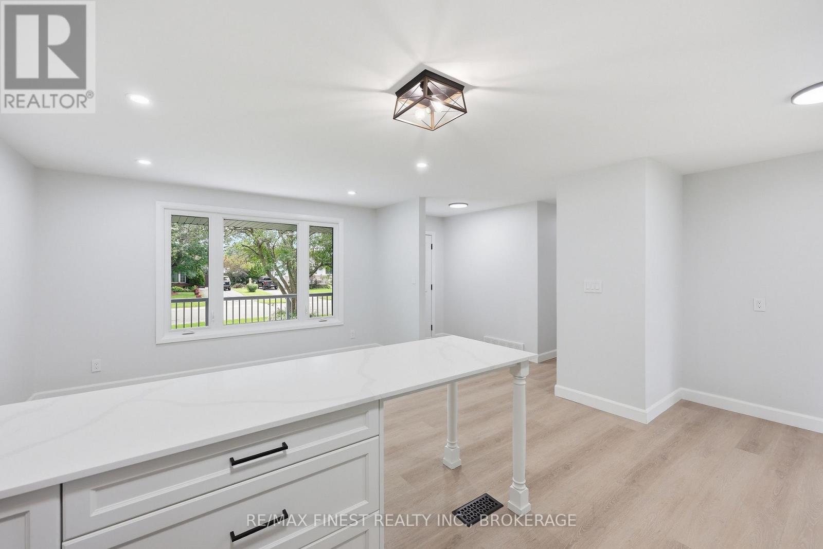 687 WILLIS STREET - 17